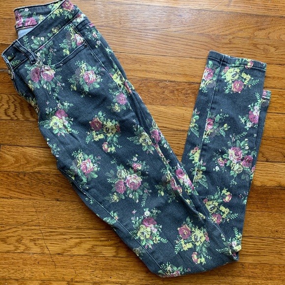 Forever 21 | Floral Patterned Gray Jeans | Size 8 - Picture 7 of 13
